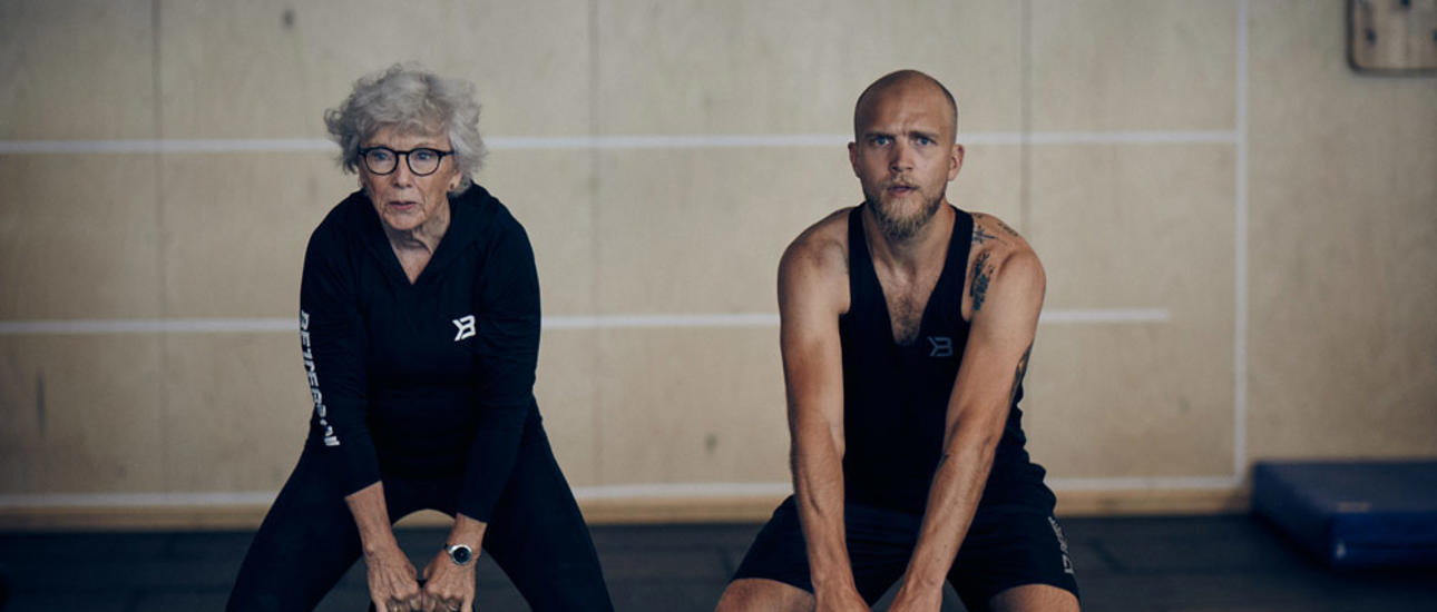 2 personer tränar med kettlebells